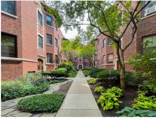 Building Photo - 535 W Brompton Ave