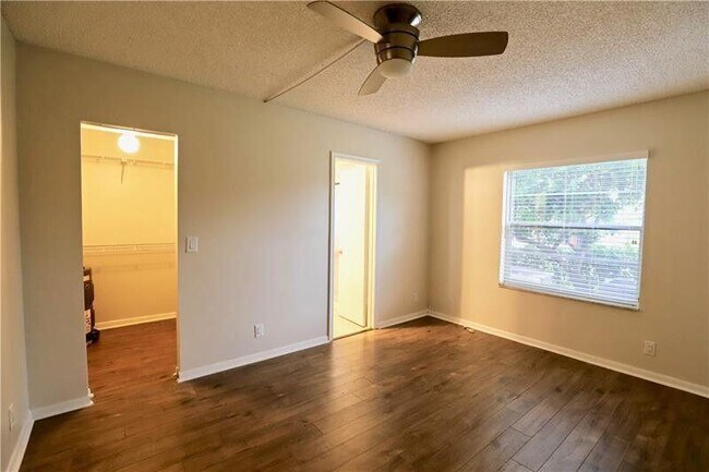 Foto del edificio - 9835 Three Lakes Cir