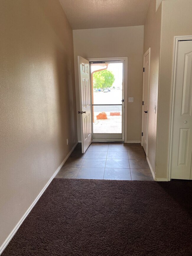 Foto del edificio - Nice 3 Bedroom 2 Bath Home with POOL and RV Parking