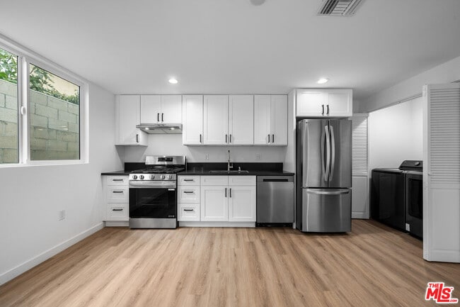 Foto del edificio - 1535-1534 N Kingsley Dr