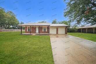 Building Photo - 3304 Eastwood Cir