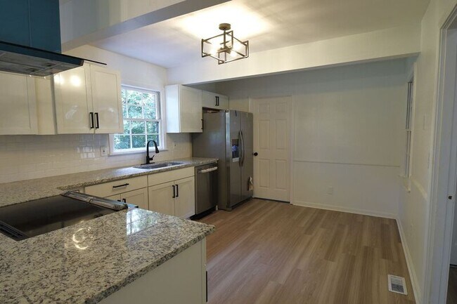 Building Photo - 2819 Broadview Dr NW