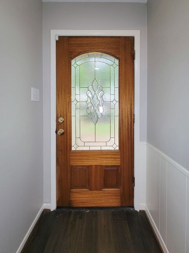Foto del edificio - Welcome to your dream rental! This meticulously remodeled 3-bedroom, 2-bathroom home in the heart...