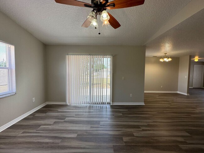 Building Photo - Tons of Space with Brand New Floors and Paint