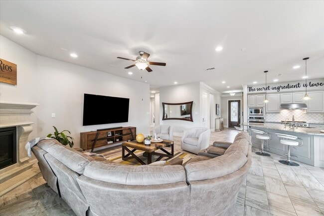 Building Photo - 10110 Hooke Dr
