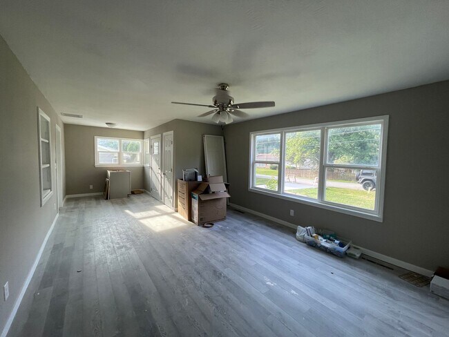 Building Photo - Updated and Located near Mercy Hospital!  ...