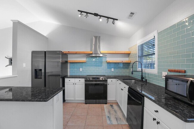 Foto del edificio - House for Rent in Wilmington with Fenced yard!