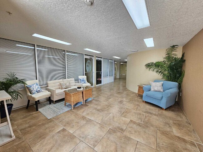 Foto del edificio - Seaside Serenity Awaits: Spacious 3-Bedroo...
