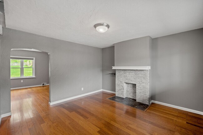Building Photo - APPLY NOW! Charming two-bedroom home in Ca...
