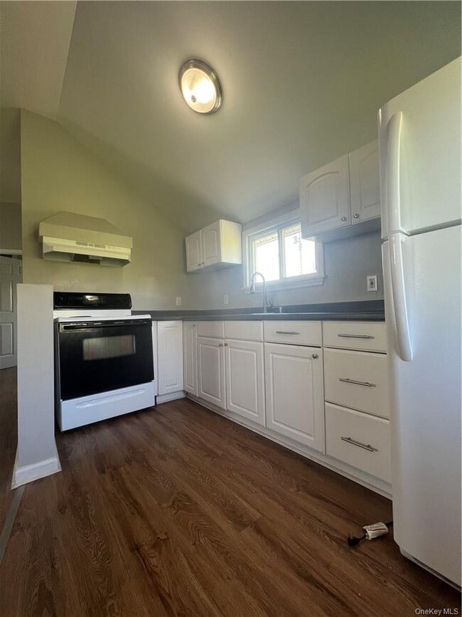 Building Photo - 10 Mulberry Ln
