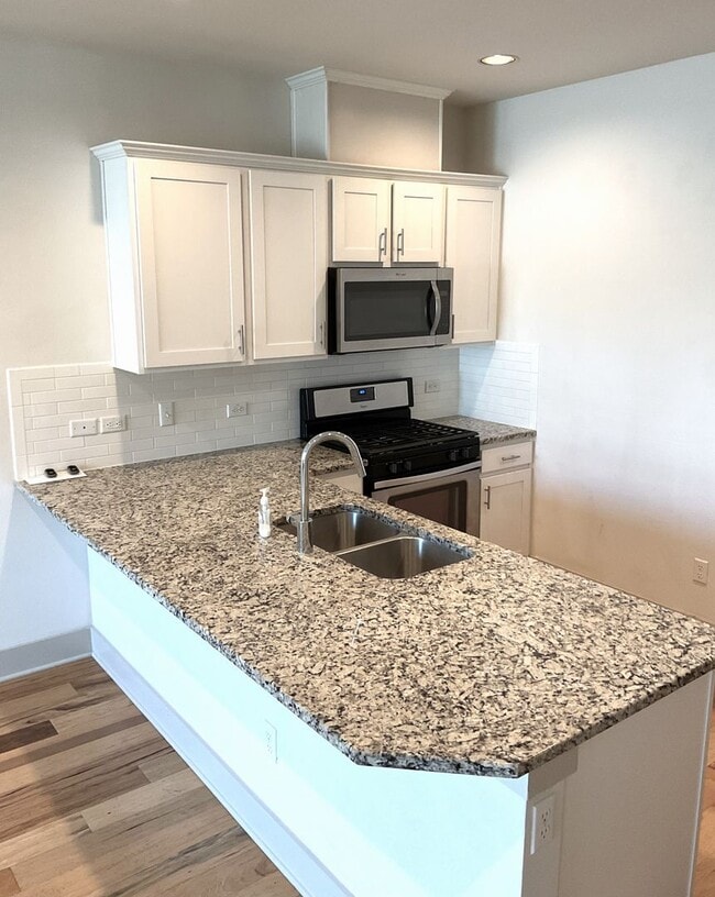 Building Photo - Elegant 3 bedroom Townhouse style condo!