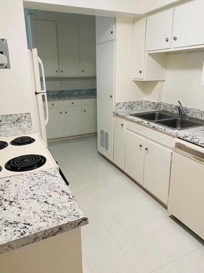Building Photo - D'iberville Apartments