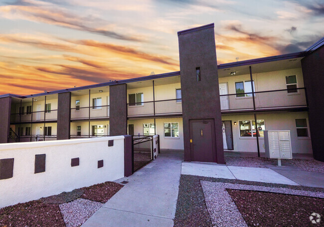 Building Photo - Northeastern Apts - Available Now