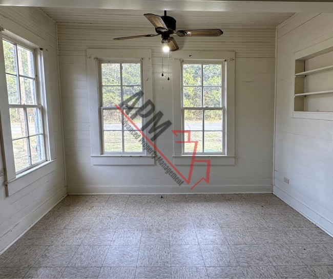 Building Photo - Cute Little 2 bedroom House