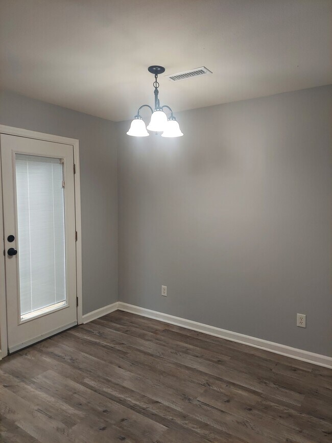 Puerta trasera - 1438 Vance Rd