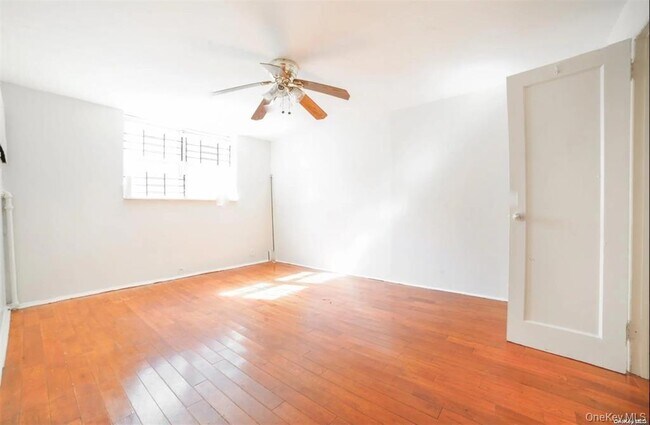 Foto del edificio - 100-42 Francis Lewis Blvd