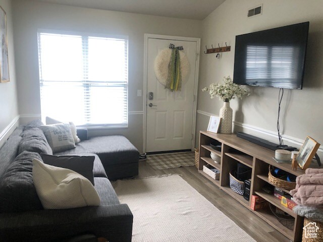 Foto del edificio - 587 N 200 E