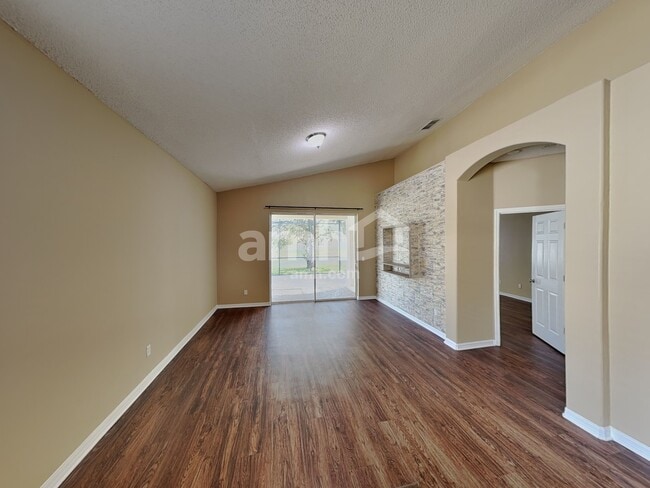 Foto del edificio - 1714 Cedar Lake Dr