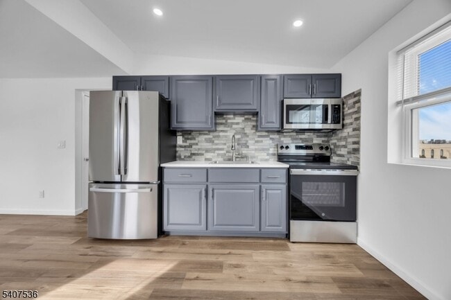 Building Photo - 724 E Scott Ave