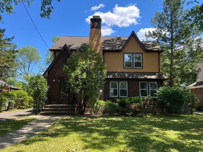 Building Photo - 325 Bogert Ave