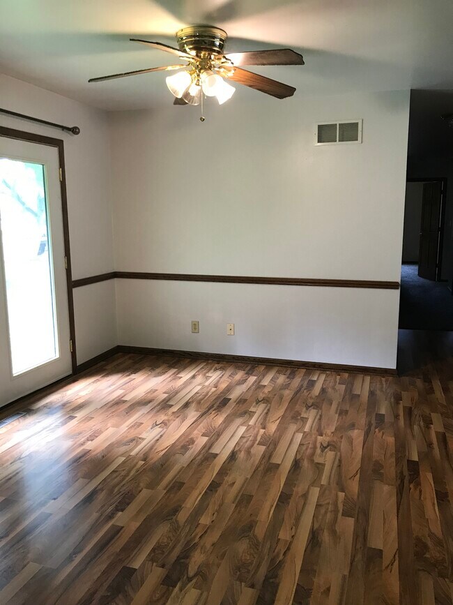 Building Photo - W283N6655 Meadowlark Ln