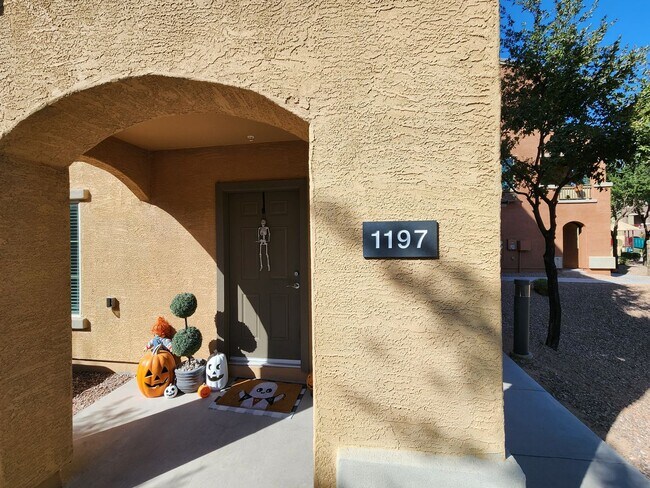 Building Photo - Beautiful 4 bedroom 3.5 bath near Downtown...