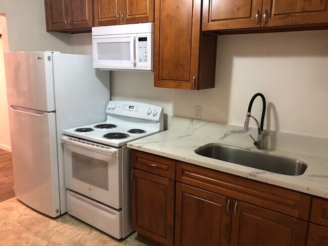 Kitchen - 5847 Del Campo Ln