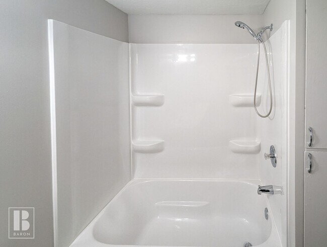 Building Photo - Huge Remodeled 3 Bed 1 Bath near downtown ...