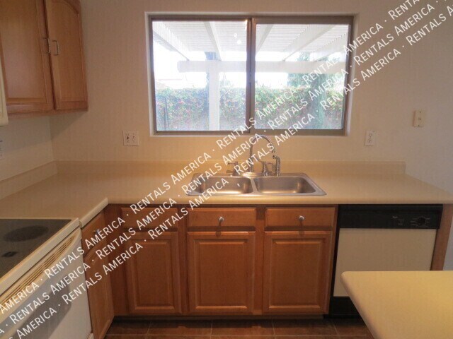 Building Photo - 752 E Rose Marie Ln