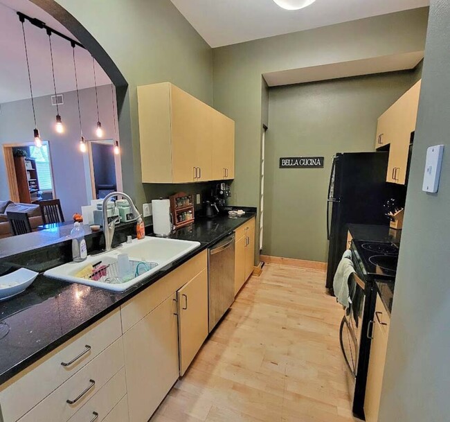 Building Photo - Modern Willy St. Condo
