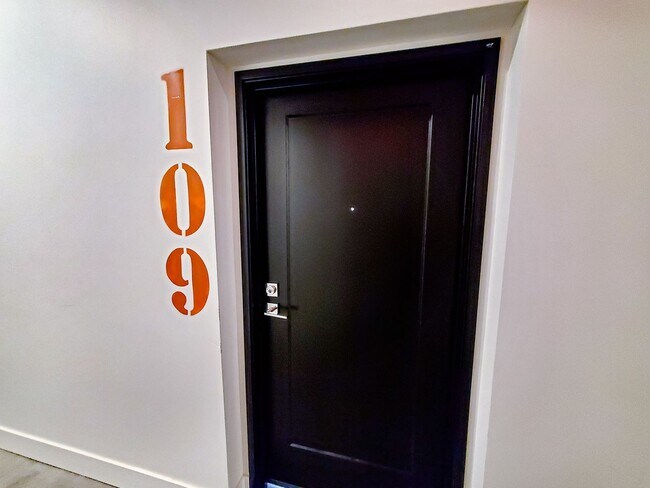 Foto del edificio - Exposed Brick 1-Bedroom Apartment at a Gre...