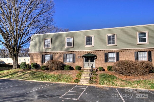 Building Photo - 2622 Park Rd