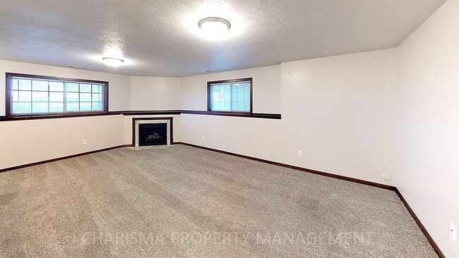 Building Photo - 3 BD, 2 BA TOWNHOME, VAULTED CEILINGS, FIR...