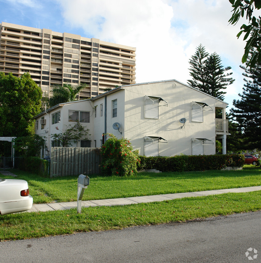 Primary Photo - 11000 N Bayshore Dr