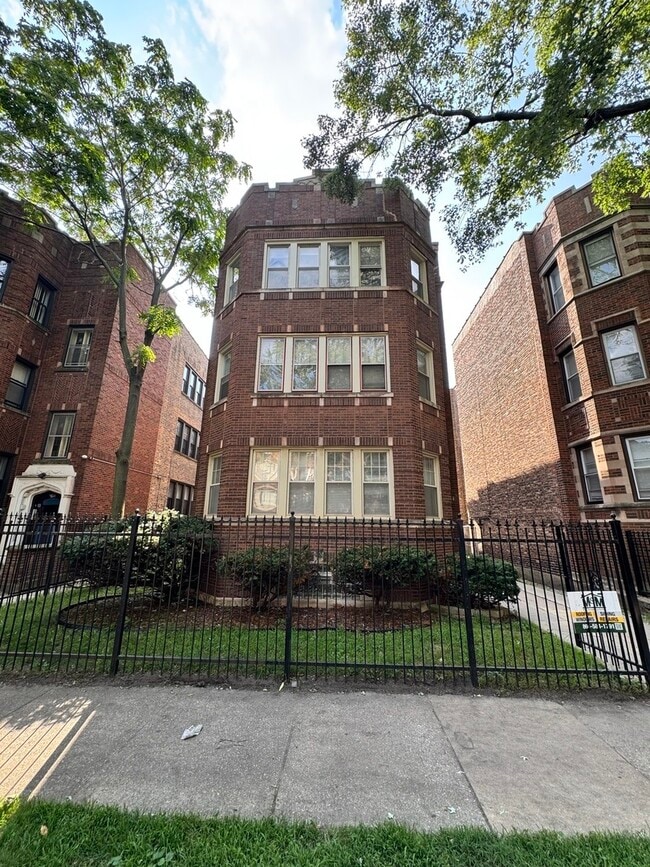 Building Photo - 7634 S Phillips Ave