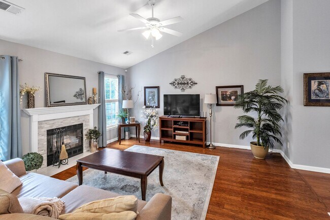 Foto del edificio - 3 bedroom furnished rental in Goose Creek - Fenced yard and great location