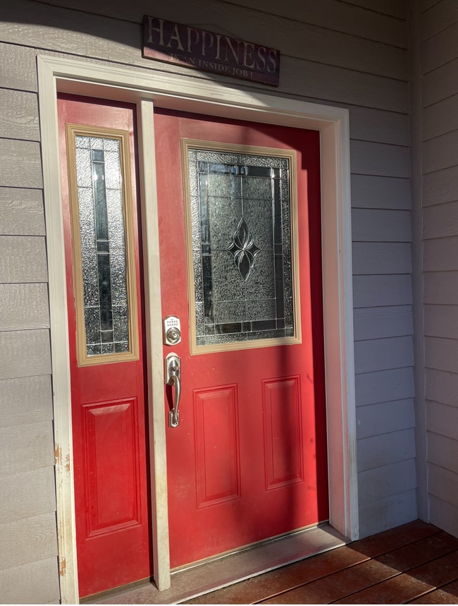 Building Photo - Private and conveniently located 3 bedroom...