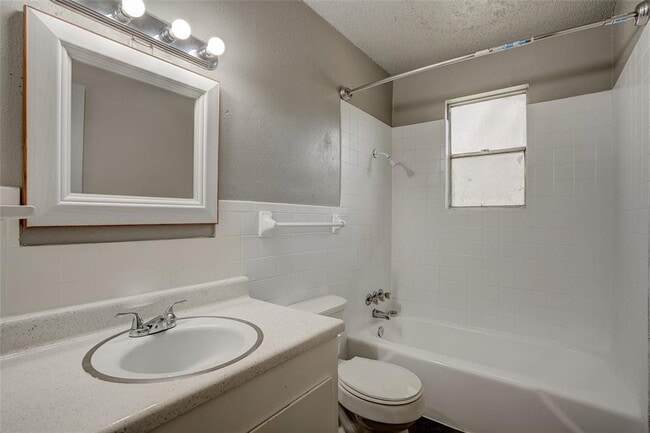 Foto del edificio - 714 Old Martindale Rd