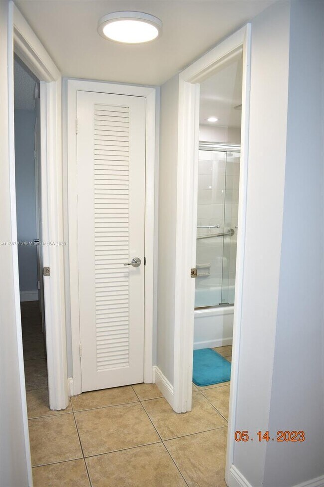 8590 Sunrise Lakes Blvd Unit 211, Sunrise, FL 33322 Condo for Rent in