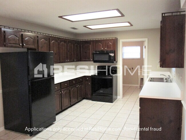 Building Photo - BEAUTIFUL NEWLY RENOVATED HOME!