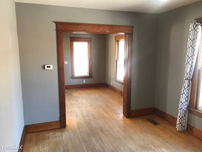 Building Photo - 3 br, 1 bath House - 301 East Division Street