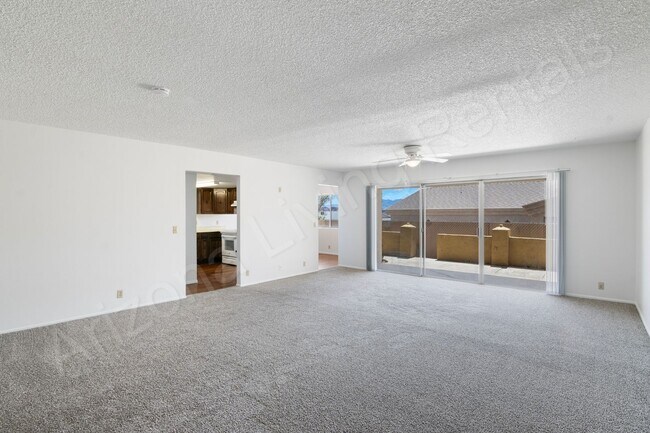Foto del edificio - LARGE 3 BEDROOM DUPLEX