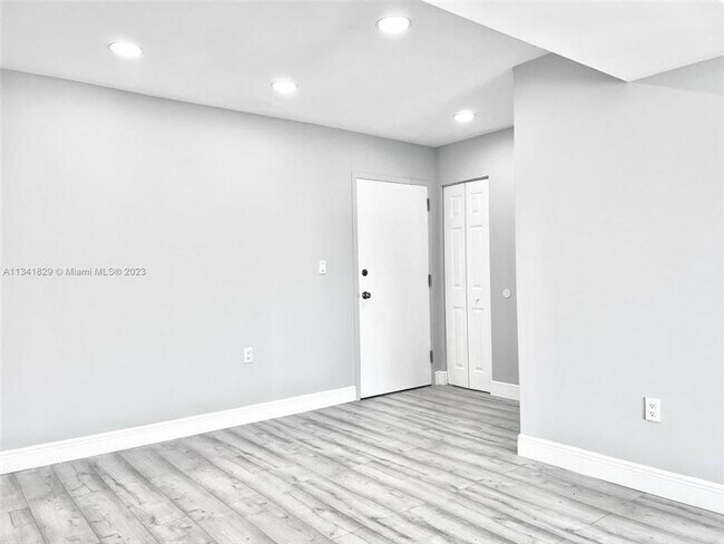 Building Photo - 4174 Inverrary Dr