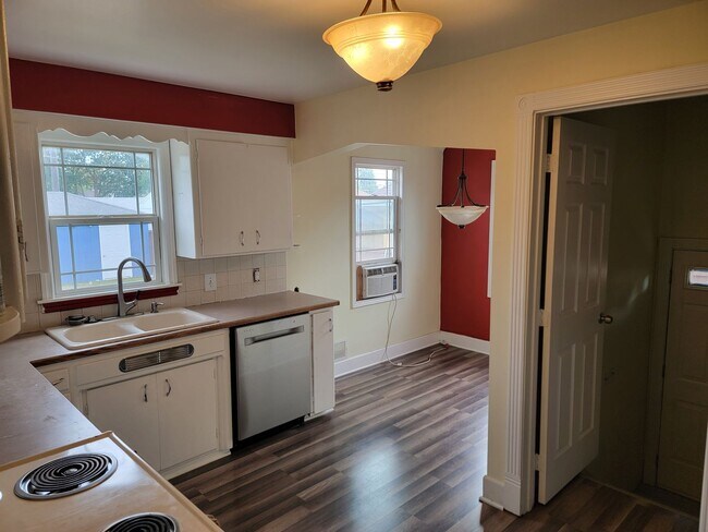 Foto del edificio - Great 3-Bedroom Home IN The Garland District