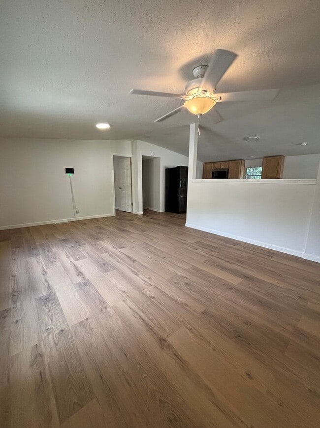 Building Photo - 305 Cascade Dr