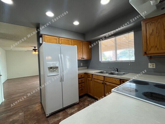 Foto del edificio - BEAUTIFULLY UPDATED 3 BEDROOM HOME WITH HUGE BACKYARD, RV GATE & ARIZONA ROOM IN GLENDALE!