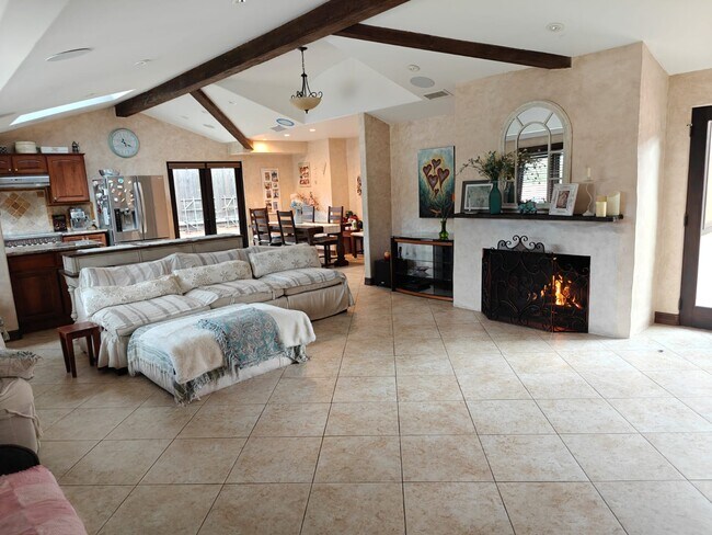 Gran salón - 1116 Via Nogales