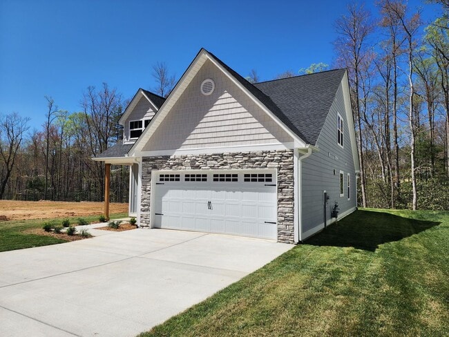 Building Photo - Black Mountain Rental!