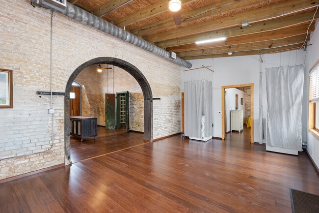 Foto del edificio - 1500 E Madison St