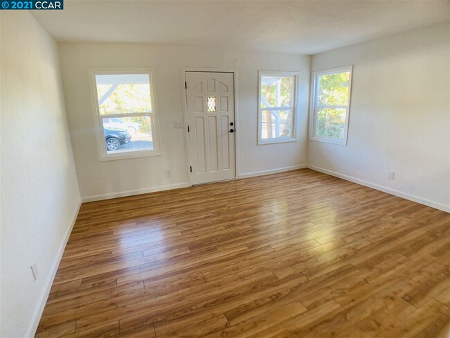 Building Photo - 1458 San Carlos Ave